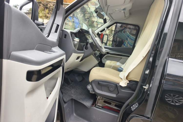 Used Sinotruk Pioneer V 2024 Multi-Function Edition 2.0T Manual Mid-Roof with Central Axle Driver Seat