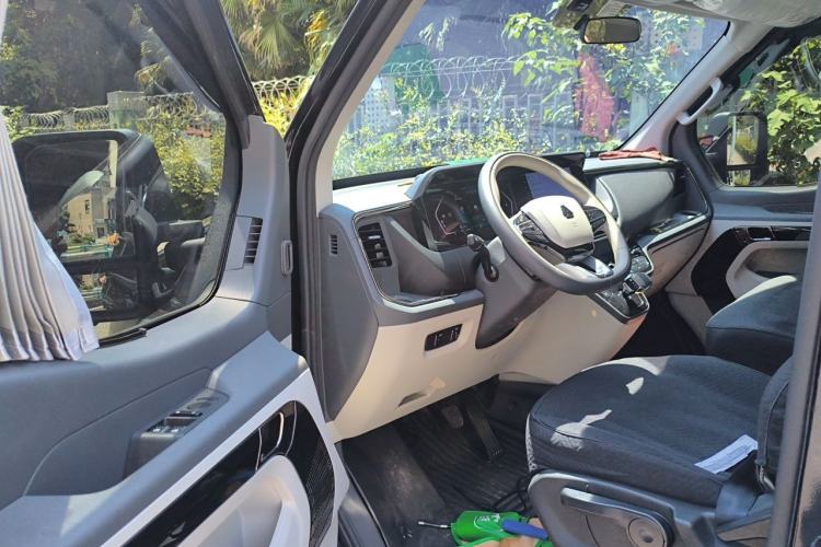 Used Sinotruk Pioneer V 2024 Multi-Function Version 2.0T Automatic Short Wheelbase Low Roof Driver Seat