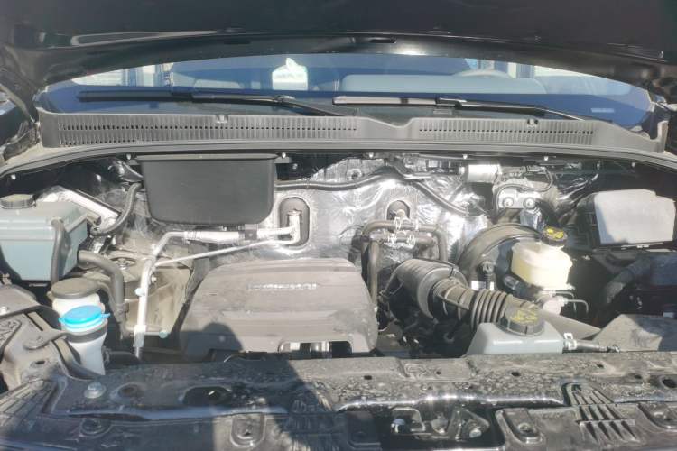 Used Sinotruk Pioneer V 2024 Multi-Function Version 2.0T Automatic Short Wheelbase Low Roof Engine Bay