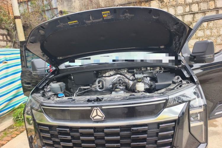 Used Sinotruk Pioneer V 2024 Multi-Function Edition 2.0T Manual Mid-Roof with Central Axle Engine Bay