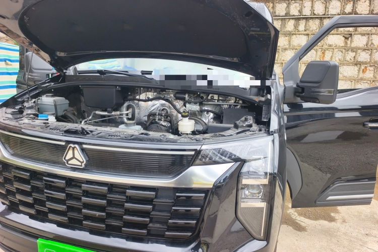 Used Sinotruk Pioneer V 2024 Multi-Function Edition 2.0T Manual Mid-Roof with Central Axle Engine Bay Left