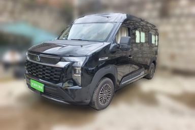 Used Sinotruk Pioneer V 2024 Multi-Function Edition 2.0T Manual Mid-Roof with Central Axle