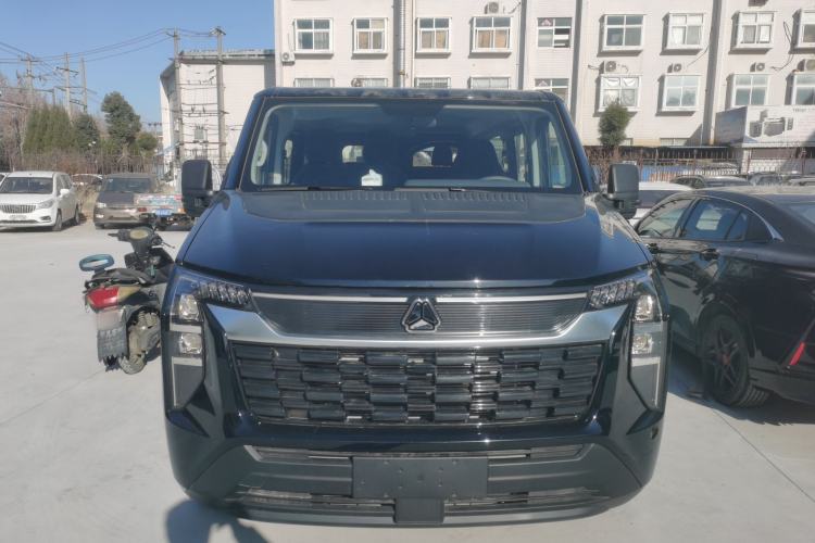 Used Sinotruk Pioneer V 2024 Multi-Function Version 2.0T Automatic Short Wheelbase Low Roof Exterior 1