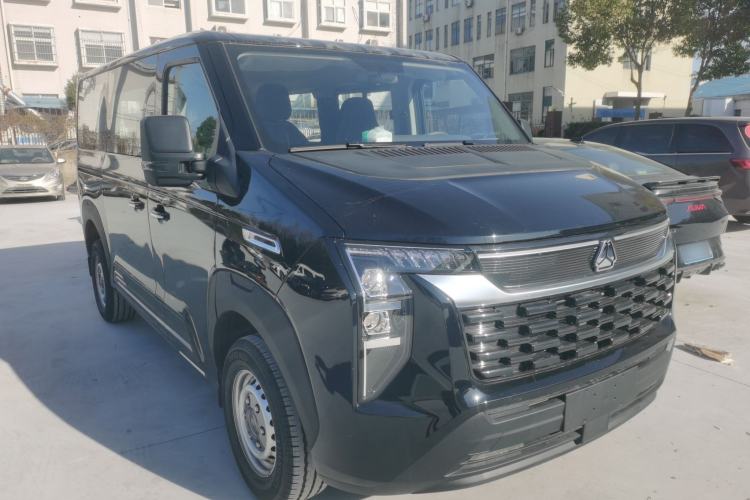 Used Sinotruk Pioneer V 2024 Multi-Function Version 2.0T Automatic Short Wheelbase Low Roof Exterior 2