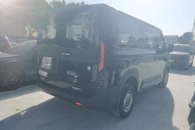 Used Sinotruk Pioneer V 2024 Multi-Function Version 2.0T Automatic Short Wheelbase Low Roof Exterior 5