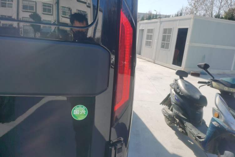 Used Sinotruk Pioneer V 2024 Multi-Function Version 2.0T Automatic Short Wheelbase Low Roof Exterior 6