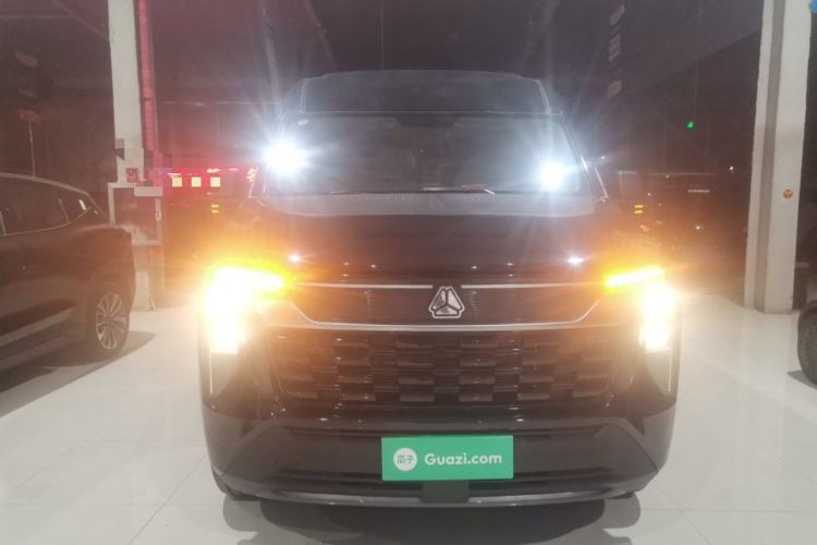 Used Sinotruk Pioneer V 2024 Multi-Function Version 2.0T Automatic Short Wheelbase Mid-Roof Front