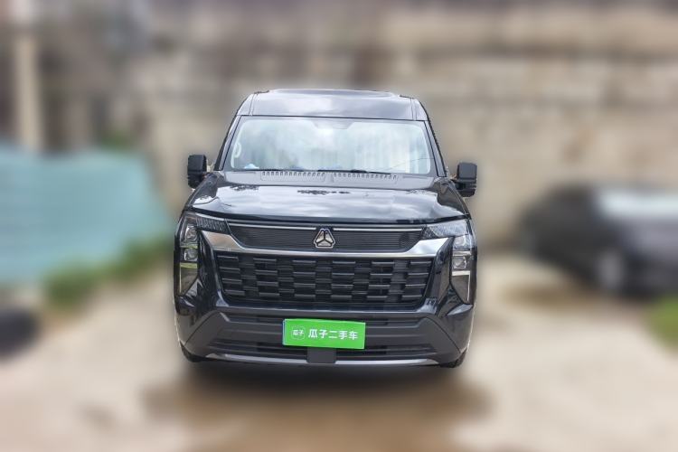 Used Sinotruk Pioneer V 2024 Multi-Function Edition 2.0T Manual Mid-Roof with Central Axle Front