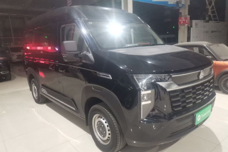Used Sinotruk Pioneer V 2024 Multi-Function Version 2.0T Automatic Short Wheelbase Mid-Roof Front Right 45 Deg