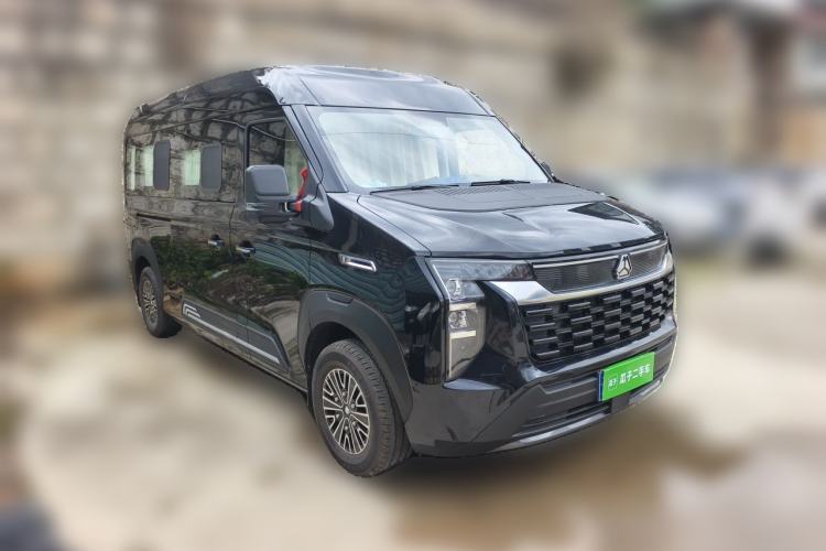 Used Sinotruk Pioneer V 2024 Multi-Function Edition 2.0T Manual Mid-Roof with Central Axle Front Right 45 Deg