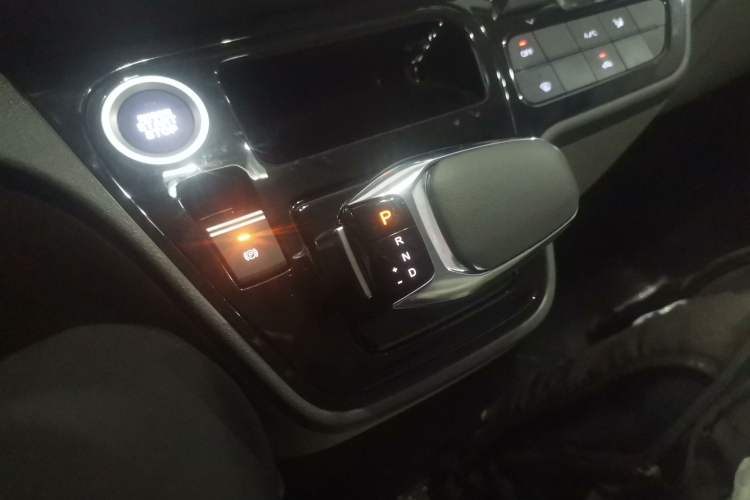 Used Sinotruk Pioneer V 2024 Multi-Function Version 2.0T Automatic Short Wheelbase Mid-Roof Gear Lever