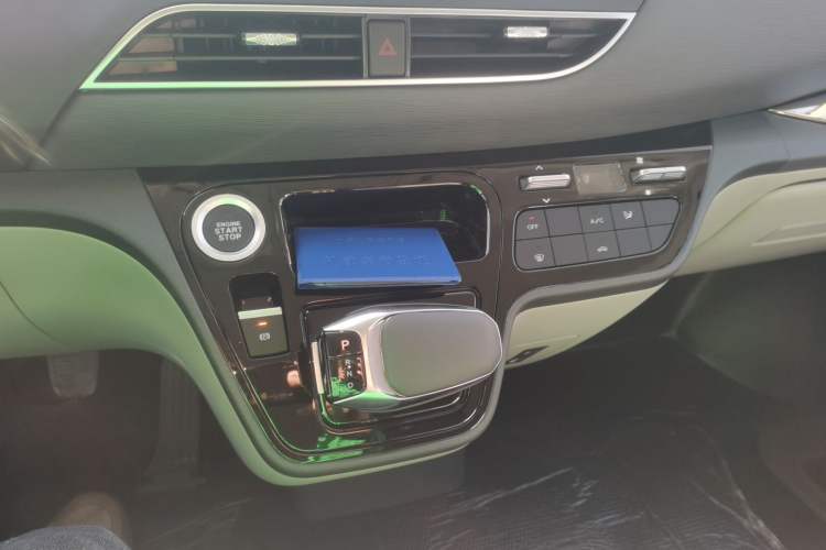 Used Sinotruk Pioneer V 2024 Multi-Function Version 2.0T Automatic Short Wheelbase Low Roof Gear Lever