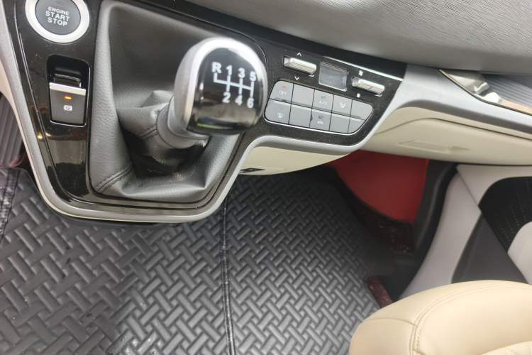 Used Sinotruk Pioneer V 2024 Multi-Function Edition 2.0T Manual Mid-Roof with Central Axle Gear Lever