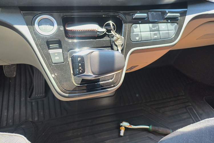 Used Sinotruk Pioneer V 2024 Multi-Function Version 2.0T Automatic Short Wheelbase Low Roof Gear Lever