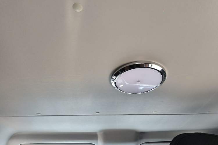 Used Sinotruk Pioneer V 2024 Multi-Function Version 2.0T Automatic Short Wheelbase Low Roof Headliner