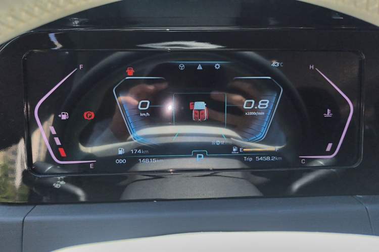 Used Sinotruk Pioneer V 2024 Multi-Function Version 2.0T Automatic Short Wheelbase Low Roof Instrument Cluster