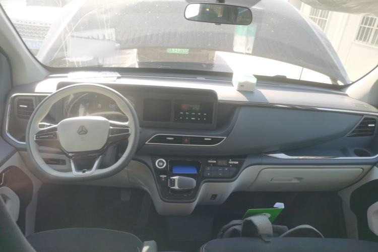 Used Sinotruk Pioneer V 2024 Multi-Function Version 2.0T Automatic Short Wheelbase Low Roof Interior 2