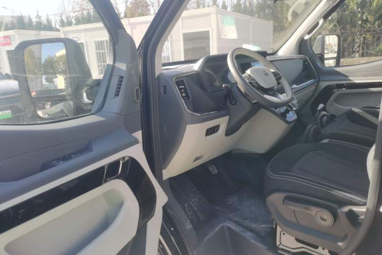 Used Sinotruk Pioneer V 2024 Multi-Function Version 2.0T Automatic Short Wheelbase Low Roof Interior 3