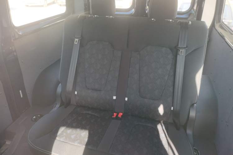 Used Sinotruk Pioneer V 2024 Multi-Function Version 2.0T Automatic Short Wheelbase Low Roof Interior 4