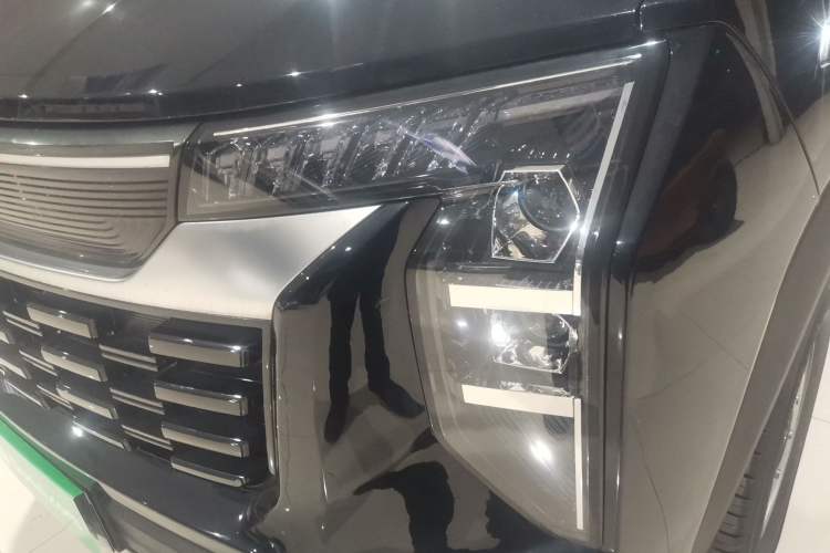 Used Sinotruk Pioneer V 2024 Multi-Function Version 2.0T Automatic Short Wheelbase Mid-Roof Left Front Headlight