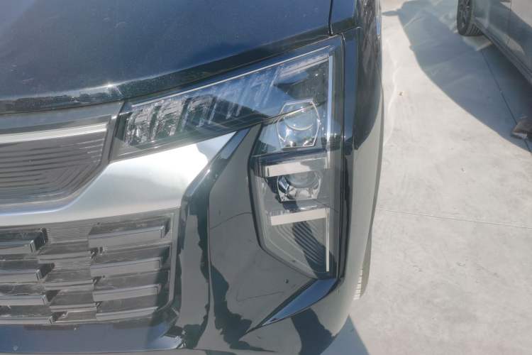 Used Sinotruk Pioneer V 2024 Multi-Function Version 2.0T Automatic Short Wheelbase Low Roof Left Front Headlight