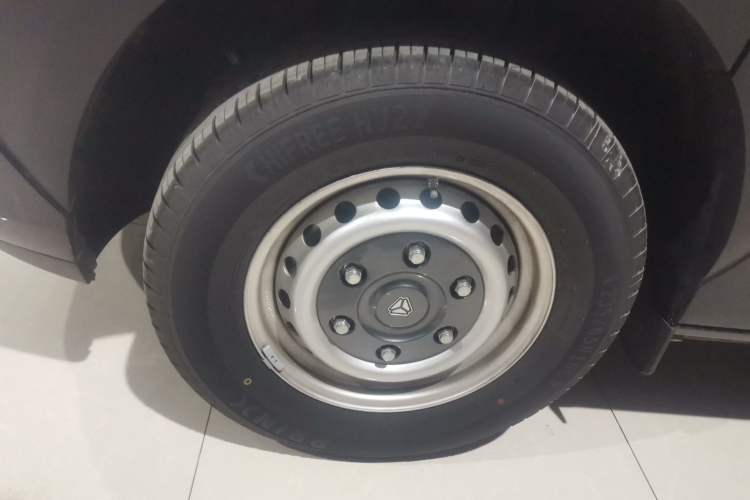 Used Sinotruk Pioneer V 2024 Multi-Function Version 2.0T Automatic Short Wheelbase Mid-Roof Left Front Wheel Hub