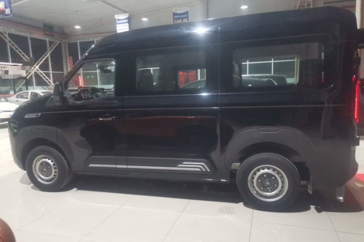 Used Sinotruk Pioneer V 2024 Multi-Function Version 2.0T Automatic Short Wheelbase Mid-Roof Left Side