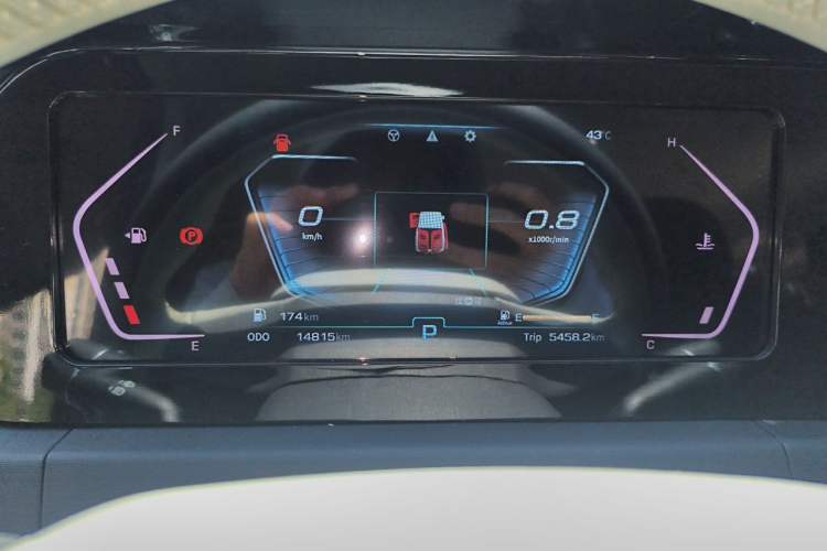 Used Sinotruk Pioneer V 2024 Multi-Function Version 2.0T Automatic Short Wheelbase Low Roof Odometer Close Up