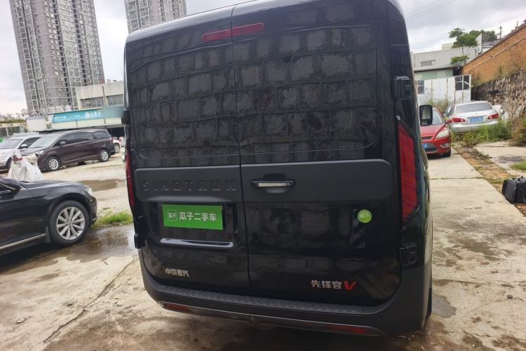 Used Sinotruk Pioneer V 2024 Multi-Function Edition 2.0T Manual Mid-Roof with Central Axle Rear