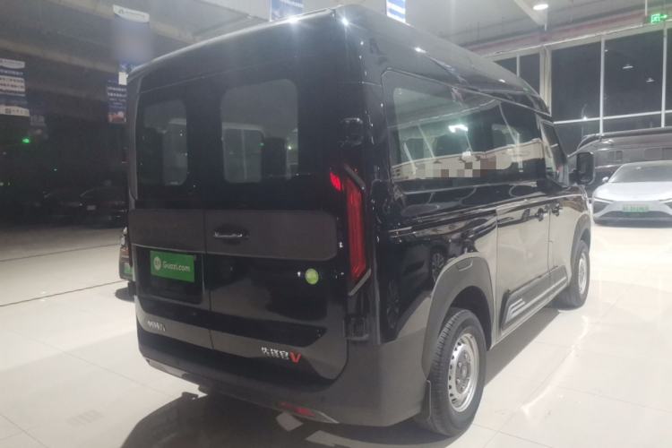 Used Sinotruk Pioneer V 2024 Multi-Function Version 2.0T Automatic Short Wheelbase Mid-Roof Rear Right 45 Deg