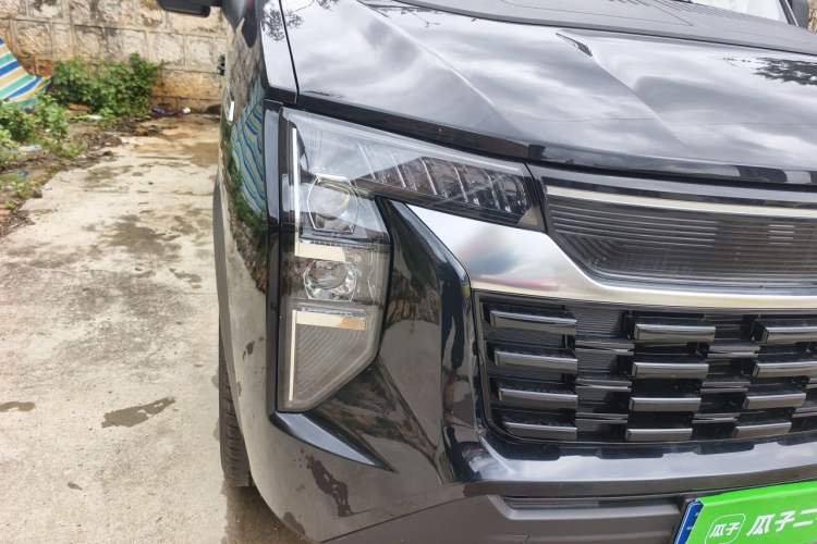 Used Sinotruk Pioneer V 2024 Multi-Function Edition 2.0T Manual Mid-Roof with Central Axle Right Front Headlight