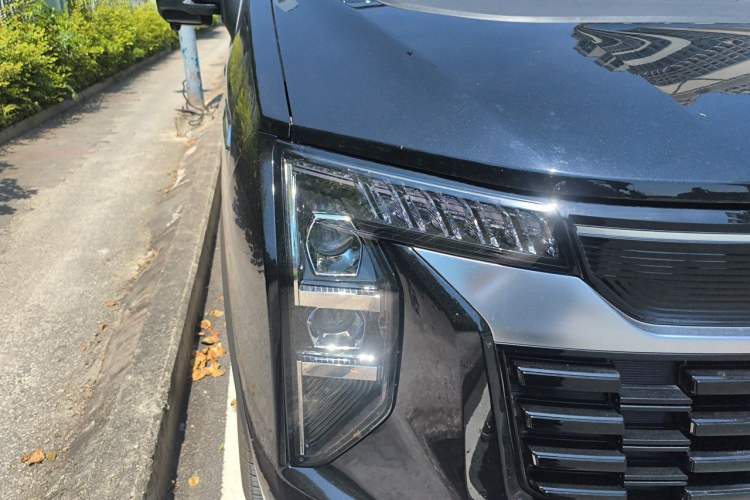 Used Sinotruk Pioneer V 2024 Multi-Function Version 2.0T Automatic Short Wheelbase Low Roof Right Front Headlight