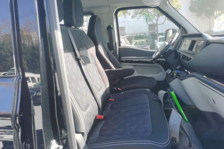 Used Sinotruk Pioneer V 2024 Multi-Function Version 2.0T Automatic Short Wheelbase Low Roof Right Front Seat
