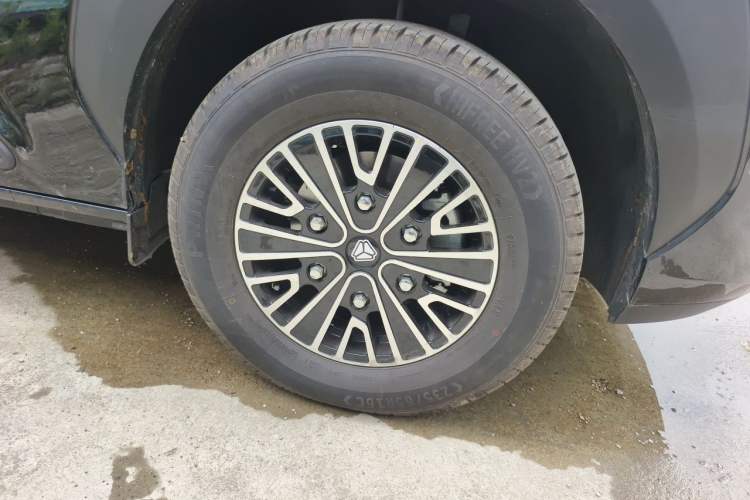 Used Sinotruk Pioneer V 2024 Multi-Function Edition 2.0T Manual Mid-Roof with Central Axle Right Front Wheel Hub