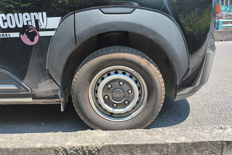 Used Sinotruk Pioneer V 2024 Multi-Function Version 2.0T Automatic Short Wheelbase Low Roof Right Front Wheel Hub