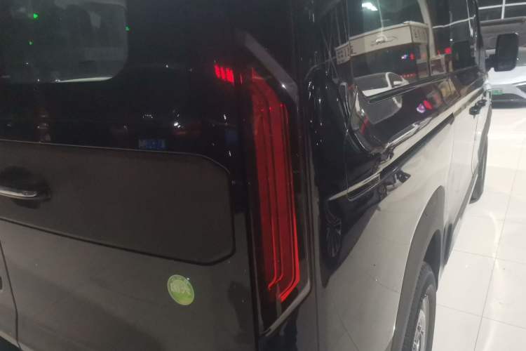 Used Sinotruk Pioneer V 2024 Multi-Function Version 2.0T Automatic Short Wheelbase Mid-Roof Right Rear Taillight