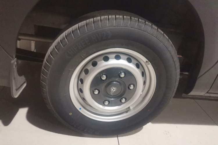 Used Sinotruk Pioneer V 2024 Multi-Function Version 2.0T Automatic Short Wheelbase Mid-Roof Right Rear Wheel Hub