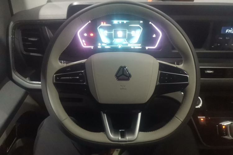 Used Sinotruk Pioneer V 2024 Multi-Function Version 2.0T Automatic Short Wheelbase Mid-Roof Steering Wheel