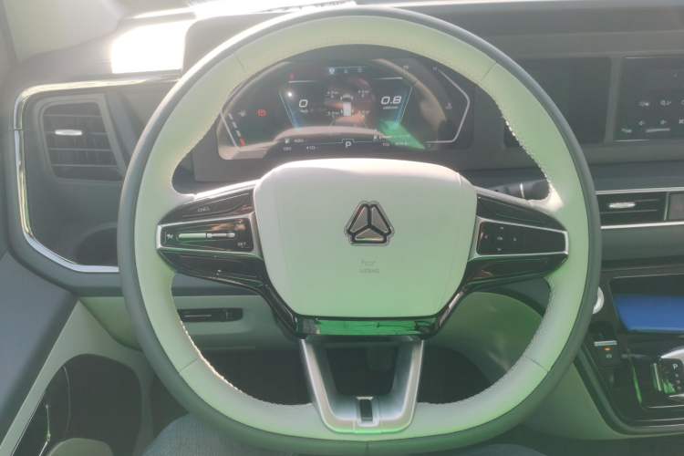 Used Sinotruk Pioneer V 2024 Multi-Function Version 2.0T Automatic Short Wheelbase Low Roof Steering Wheel