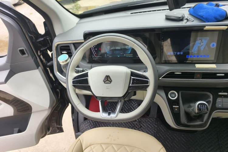Used Sinotruk Pioneer V 2024 Multi-Function Edition 2.0T Manual Mid-Roof with Central Axle Steering Wheel