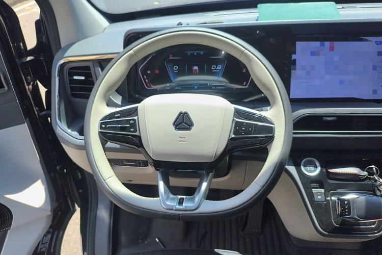 Used Sinotruk Pioneer V 2024 Multi-Function Version 2.0T Automatic Short Wheelbase Low Roof Steering Wheel