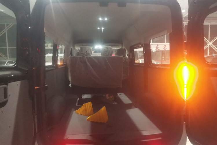 Used Sinotruk Pioneer V 2024 Multi-Function Version 2.0T Automatic Short Wheelbase Mid-Roof Trunk
