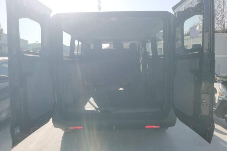 Used Sinotruk Pioneer V 2024 Multi-Function Version 2.0T Automatic Short Wheelbase Low Roof Trunk
