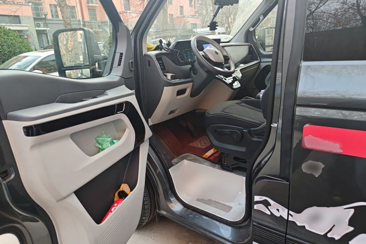 Used Sinotruk Pioneer V 2024 Multi-Function Version 2.0T Automatic Short Wheelbase Low Roof Driver Seat