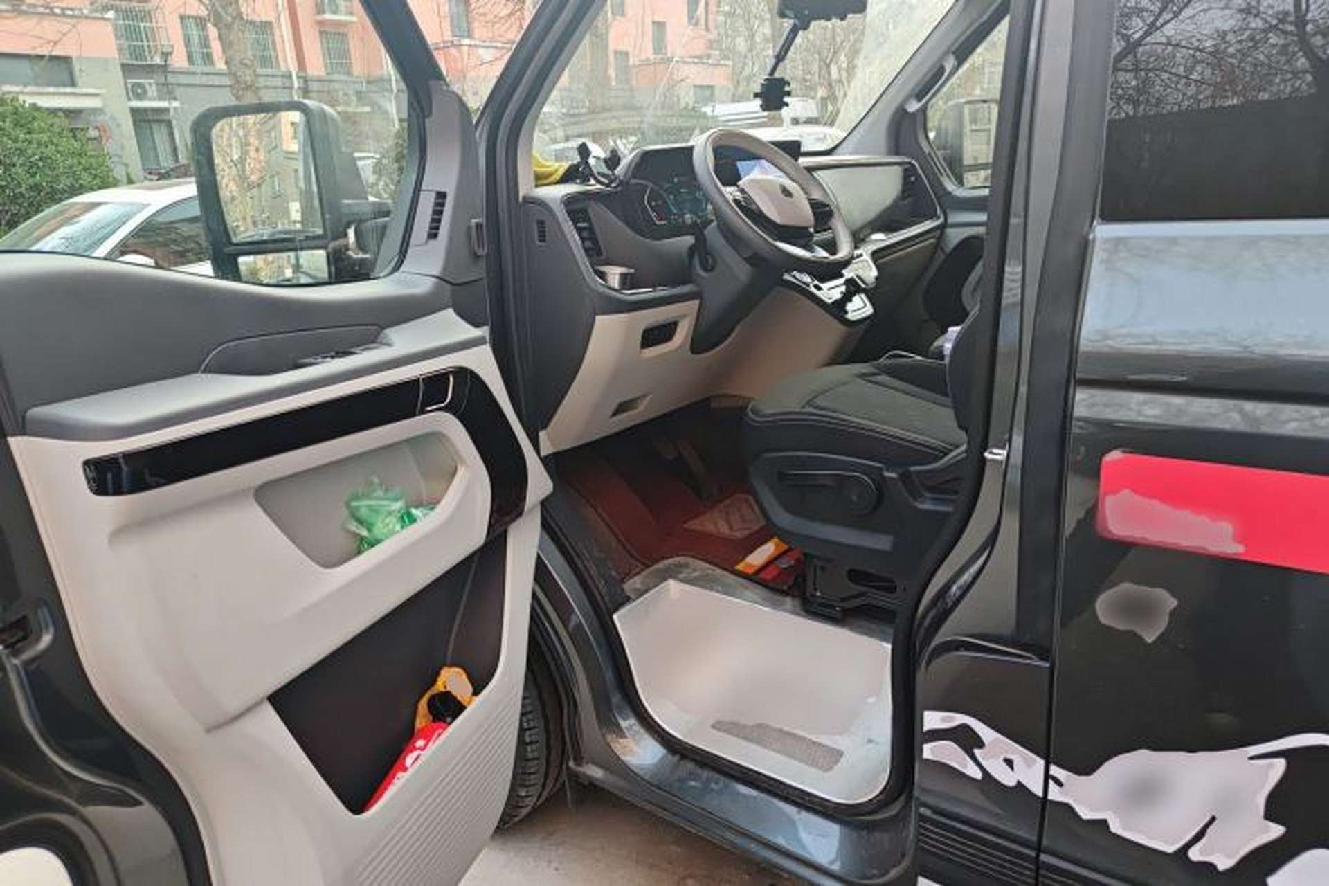Used Sinotruk Pioneer V 2024 Multi-Function Version 2.0T Automatic Short Wheelbase Low Roof Driver Seat