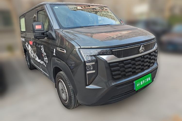Used Sinotruk Pioneer V 2024 Multi-Function Version 2.0T Automatic Short Wheelbase Low Roof Front Right 45 Deg