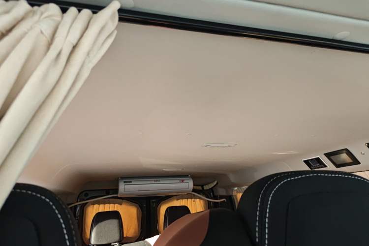 Used Sinotruk Pioneer V 2024 Multi-Function Version 2.0T Automatic Short Wheelbase Low Roof Headliner