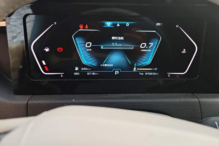Used Sinotruk Pioneer V 2024 Multi-Function Version 2.0T Automatic Short Wheelbase Low Roof Odometer Close Up