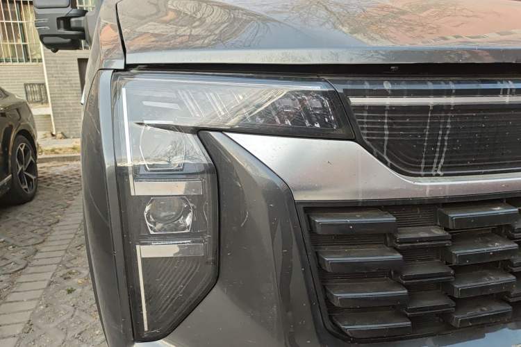 Used Sinotruk Pioneer V 2024 Multi-Function Version 2.0T Automatic Short Wheelbase Low Roof Right Front Headlight