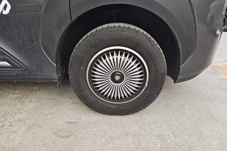 Used Sinotruk Pioneer V 2024 Multi-Function Version 2.0T Automatic Short Wheelbase Low Roof Right Front Wheel Hub